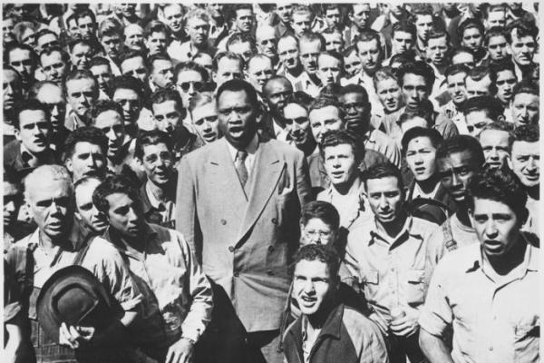 Paul Robeson canta con i lavoratori , Settembre 1942 Cantieri navali Moore – Oakland, California 
