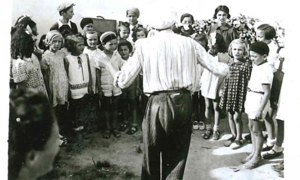 Coro di bambini nel campo di Ferramonti
