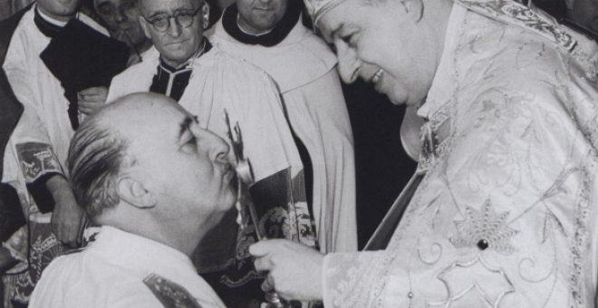 Franco durante la celebración de una misa