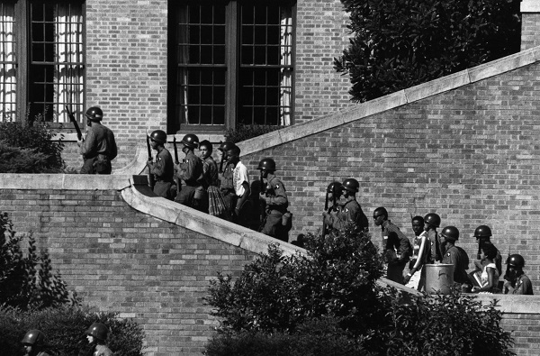 I “Little Rock Nine” scortati dai soldati federali all’ingresso nella scuola