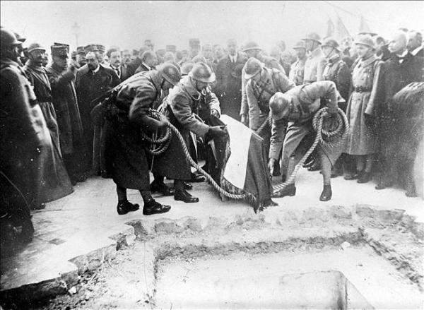 Inhumation du Soldat Inconnu sous l’Arc de Triomphe à Paris, le 28 janvier 1920