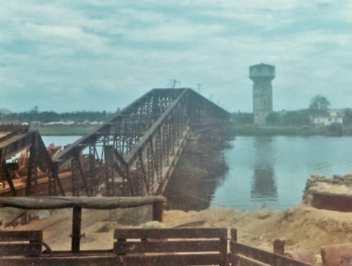 Huế, 1968. Il ponte sul Fiume dei Profumi dopo i bombardamenti