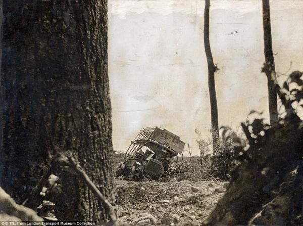 Un bus inglese distrutto nei pressi di Ypres