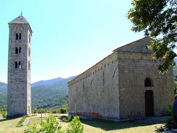 Pieve romanica di San Giovanni a Carbini, zona dove l’“eresia” dei Ghjuvannali ebbe il suo fulcro.