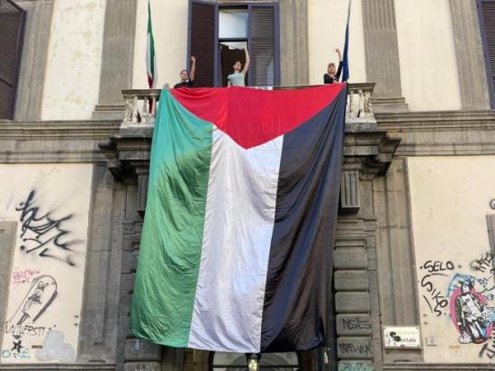 la bandiera della Palestina sul balcone dell'università l'Orientale di Napoli la bandiera della Palestina sul balcone dell'università l'Orientale di Napoli