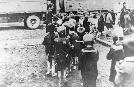 Settembre 1942. Bambini nel ghetto di &#321;&oacute;d&#378; in fila verso la loro destinazione finale, il campo di sterminio di Chelmno.