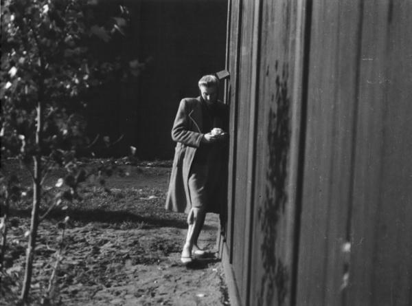 Ravensbrück, una prigioniera politica polacca con la gamba straziata dagli esperimenti medici che i medici nazisti tenevano nel campo