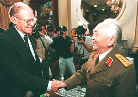 Robert McNamara con il generale vietnamita Vo Nguyen Giap ad Hanoi nel 1997