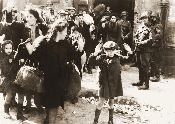 Mit Gewalt aus Bunkern hervorgeholt (Trascinati fuori dai bunker con la forza). foto allegata al rapporto redatto dal comandante tedesco Jürgen Stroop.