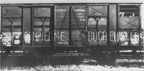 <br />
 Royallieu-Compiègne, 1944. Prigionieri su di una tradotta in partenza per Buchenwald. Su uno di questi vagoni salì anche Robert Desnos.