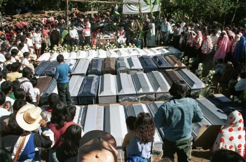  ‎Funerali degli abitanti di Acteal, Chiapas, trucidati da paramilitari nel 1997‎