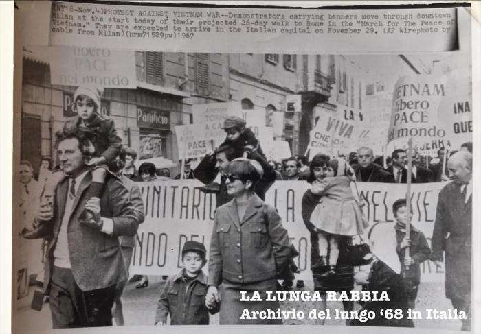 Milano, novembre 1967 Partenza della marcia antimperialista Milano - Roma contro la guerra in Vietnam e per la pace. La marcia partì il 4 novembre 1967 e, attraversando l’Italia per 26 giorni, arrivò a Roma il 29 novembre. (Foto originale archivi Associated Press - New York) - fonte: La Lunga Rabbia - Archivio del “lungo sessantotto” italiano