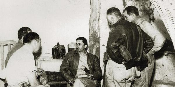 Carlos Castillo Armas, con l’inseparabile revolver sempre infilato nella cintura dei pantaloni.