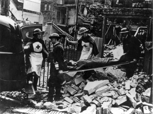 Londra, 1940 o 41. Soccorso alle vittime di un bombardamento