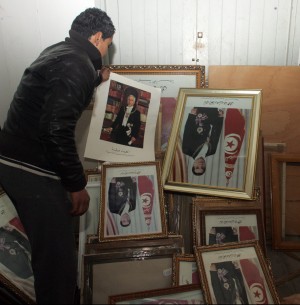 A Tunisi vengono rimossi i ritratti di Ben Ali