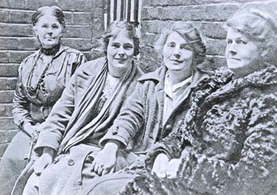 Alice Wheeldon (la prima a dx) con le figlie Hettie e Winnie ed una guardia carceraria