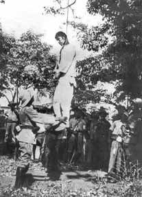 I corpo di Feliciano Ama, impiccato dopo essere stato ‎linciato.‎