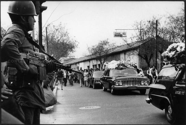 Un’altra immagine (sempre di David Burnett) del funerale di Pablo Neruda, che fu di fatto la prima protesta di massa contro il regime di Pinochet.
