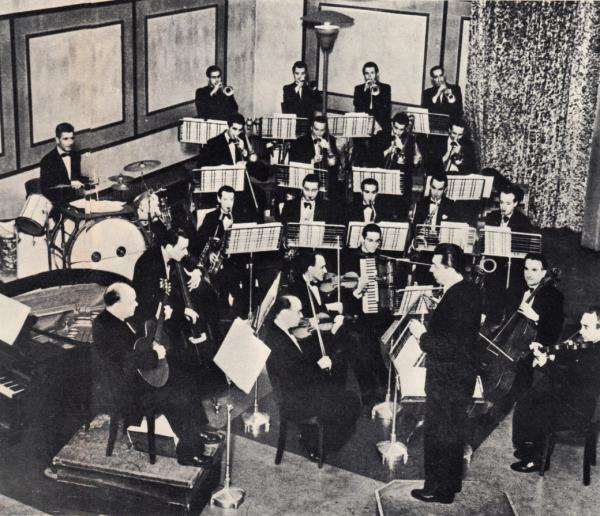 Orchestra della casa discografica Cetra, diretta da Beppe Mojetta