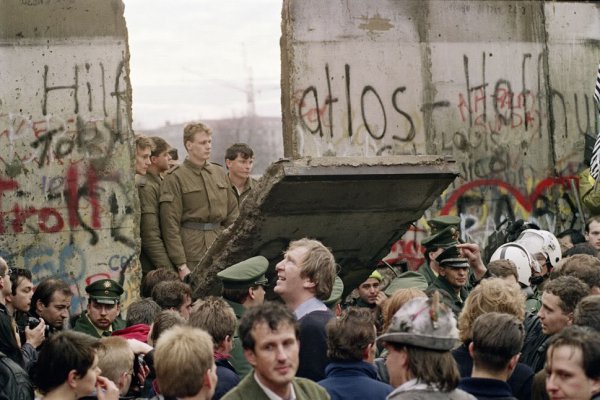 <br />
‎Berlino, 1989. Finalmente si può andare a fare surf in santa pace! Goodbye Berlin, hello Autobahn!‎