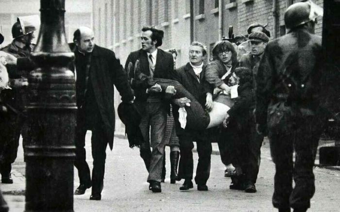Derry, Irlanda del Nord, 30 gennaio 1972. The Bloody Sunday. Il vescovo cattolico di Derry, Edward Daly, assieme ad altri manifestanti mentre cerca di mettere in salvo John Duddy, ferito a morte.