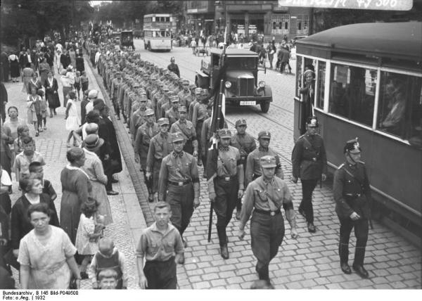 Parata di SA nel quartiere berlinese di Spandau, 1932