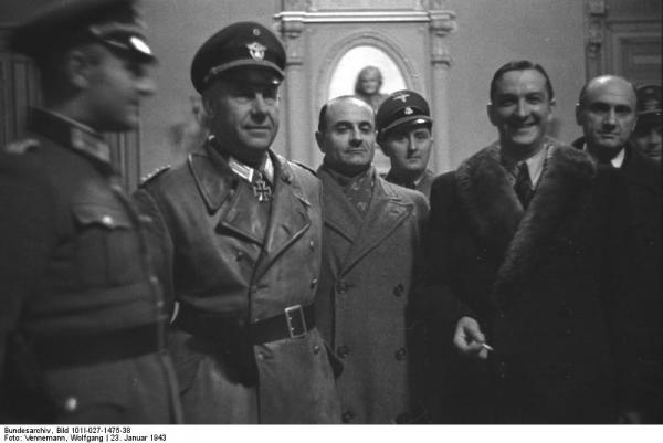 Parigi, gennaio 1943.  Foto di gruppo di nazisti e collaborazionisti. Quello con il cappotto con il collo di pelliccia è René Bousquet, capo della polizia di Vichy. Alla sua destra, Louis Darquier de Pellepoix, responsabile dell’ufficio affari ebraici.