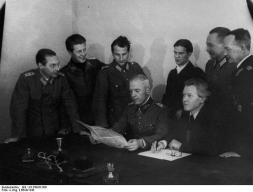 Membri del NKFD. Seduto a destra, accanto ‎al generale Walther Kurt von Seydlitz-Kurzbach (protagonista della battaglia e della resa tedesca a ‎Stalingrado, condannato a morte dal Terzo Reich), c’è il comunista Erich Weinert, autore di questa ‎canzone.