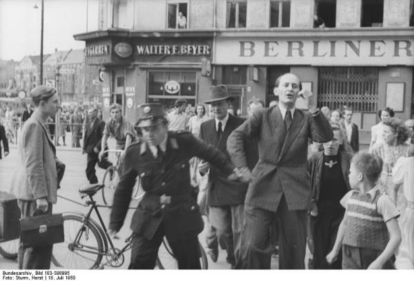 1950. Berlino ovest. Robert Havemann viene arrestato per aver partecipato ad una manifestazione contro la bomba atomica.