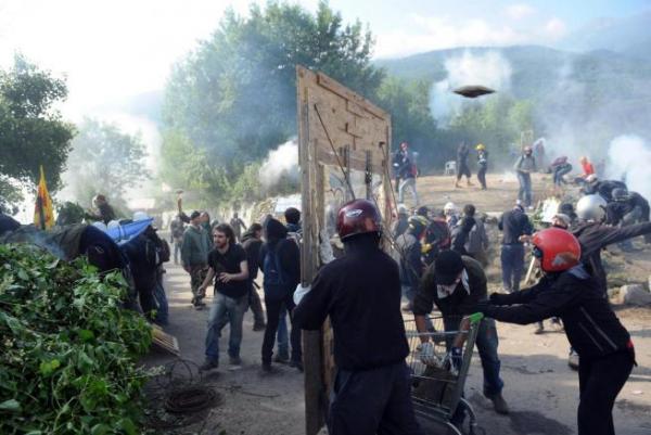 Resistenza contro l’aggressione delle “forze dell’ordine”, Chiomonte, 27 giugno 2011