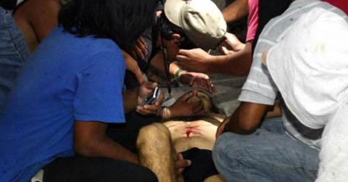 L'inutile soccorso a Brad Will appena colpito