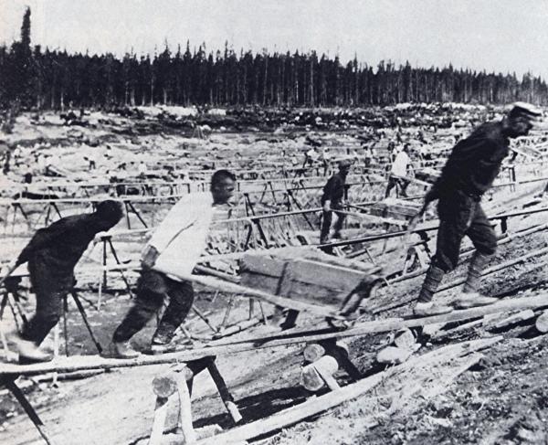 Prigionieri al lavoro per costruire il canale tra Mar Bianco e Baltico