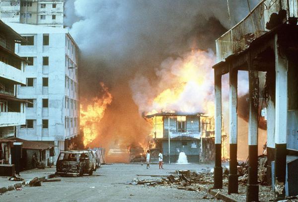 Ciudad de Panamá, brucia il quartiere de El Chorrillo sotto le bombe americane