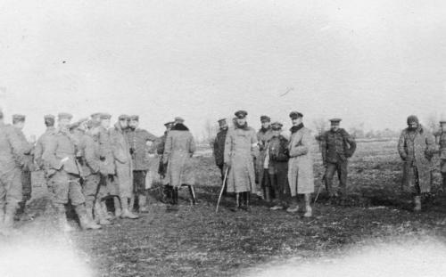Militari britannici e tedeschi si incontrano nella terra di nessuno durante la tregua di Natale del 1914