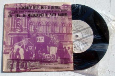 Alla tenda dei metalmeccanici in Piazza Maggiore