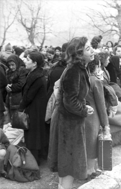25 marzo 1944. Donna ebrea di Giànnina in lacrime durante i preparativi per la deportazione
