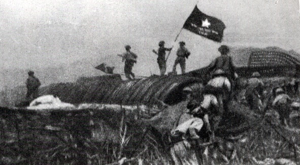 ‎Diên Biên Phu, 1954. La bandiera del ‎Việt Minh sventola sul bunker del generale francese de Castries.‎