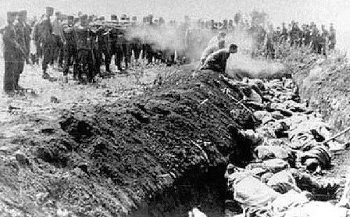 ”Got Mit Uns!” Kraigonev, Unione Sovietica, estate 1941: un Einsatzgruppe, uno squadrone della morte nazista, procede all’esecuzione di massa di civili riconosciuti come ebrei, zingari o dirigenti comunisti.