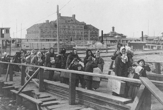 Immigrati in arrivo ad Ellis island, 1902