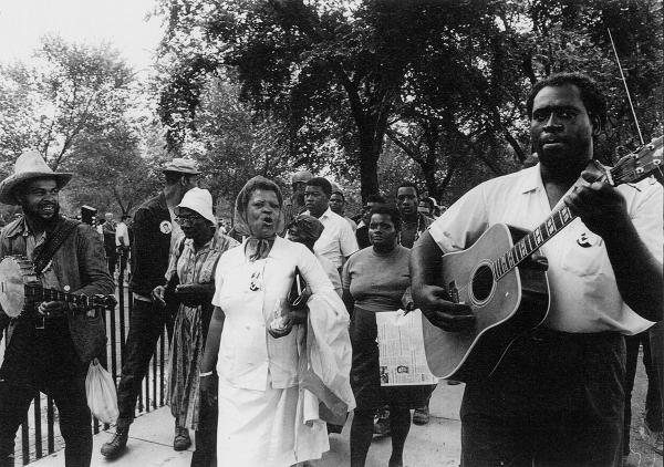 <br />
Jimmy Collier (al centro, con chitarra e barba) con il reverendo Frederick Douglass Kirkpatrick (l’omone con chitarra, a destra) durante la “Poor People's Campaign” Washington, D.C., 1968. (da Voices of Struggle