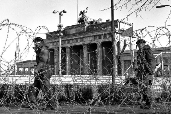 Filo spinato sul muro di Berlino