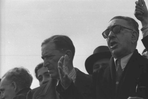 Andrea Finocchiaro Aprile  a un comizio. 