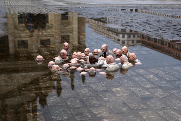 "Politici che discutono del surriscaldamento globale" -  Installazione di Isaac Cordal (Berlino, 2011)