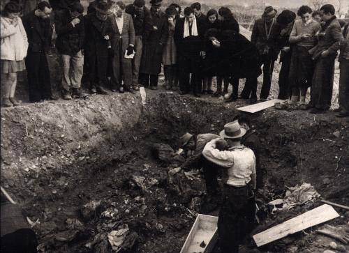 Riesumazione dei corpi della vittime della strage del Frigido