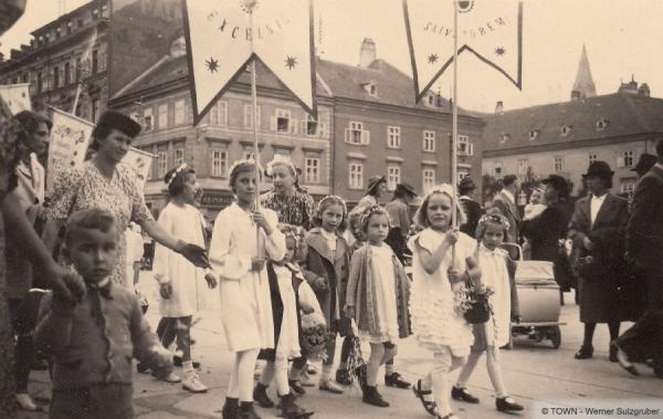 Vienna, festa del Corpus Domini sulla piazza del municipio, ribattezzata Adolf Hitler Platz, 1940