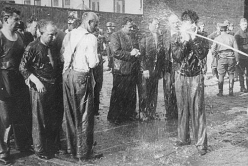 La pubblica gogna dopo il rastrellamento...