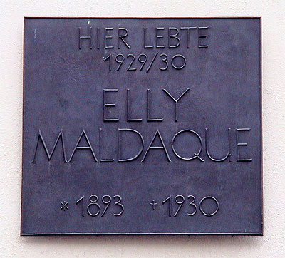 Una targa in ricordo di Elly Maldaque.