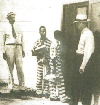 Una rara foto di George Stinney (il primo prigioniero a destra) durante la sua breve detenzione
