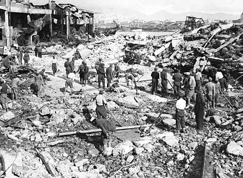 Il porto del Pireo bombardato dai tedeschi nel 1941.