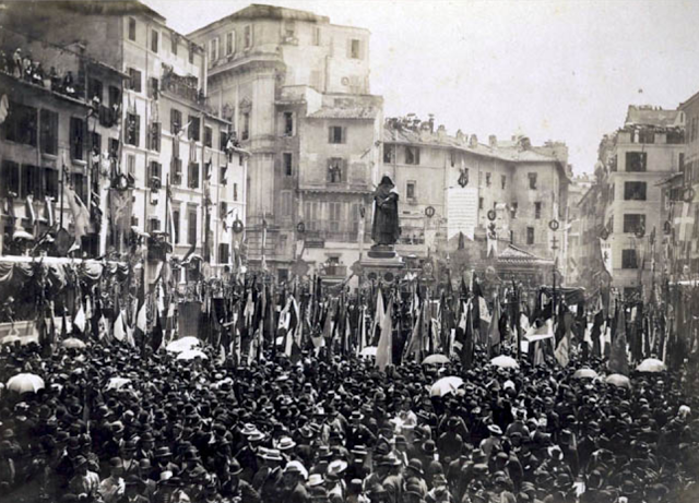 l’inauguration (1889) et le Campo dei Fiori empli d'athées, libres-penseurs, laïques et de plus de cent bannières de francs-maçons flottant au vent.    